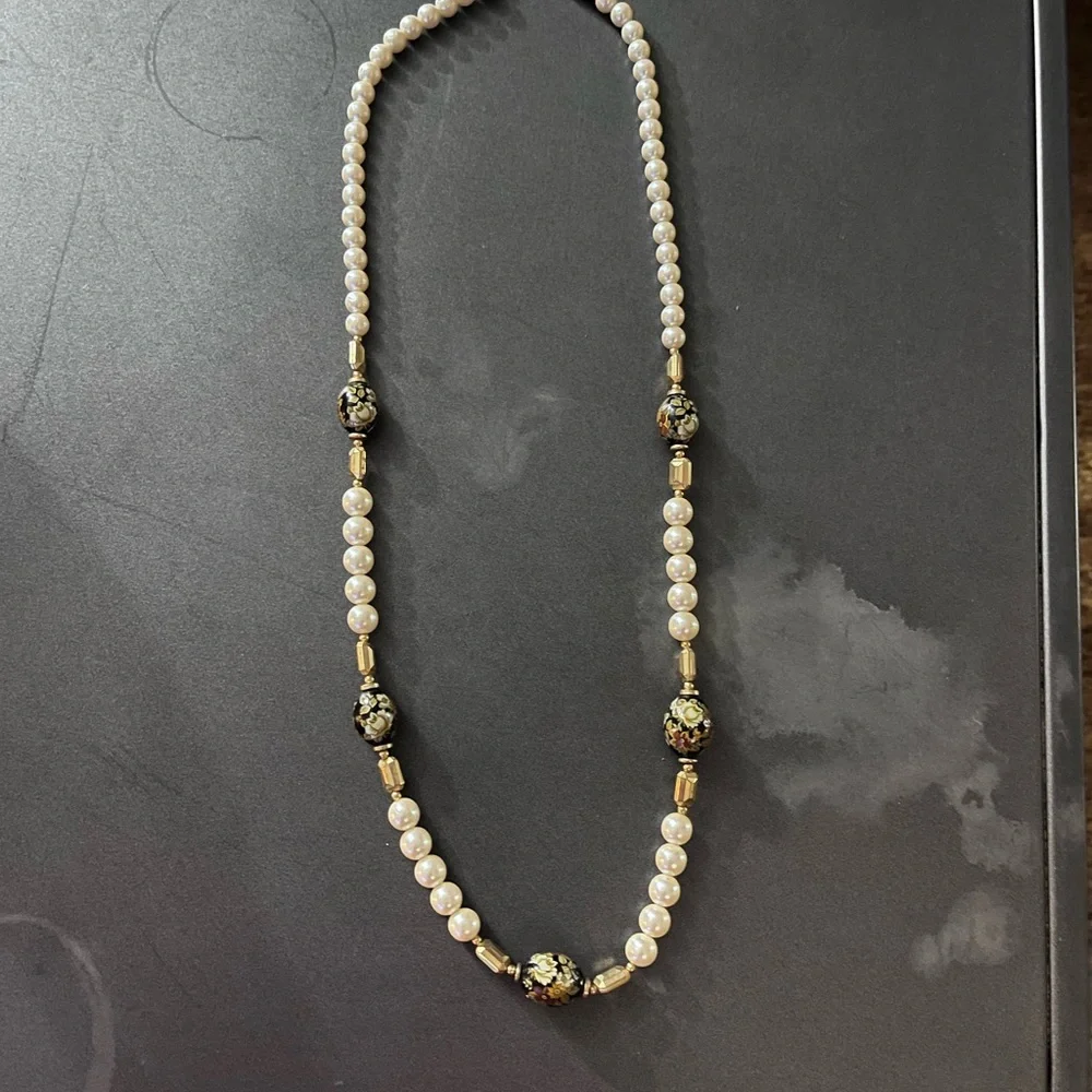 1960 pearl necklace featuring faux pearls Porcelain Accent Beads -Japan - Picture 3 of 6